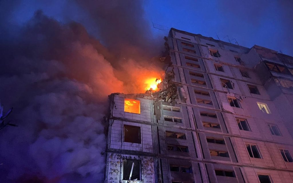 Пожежа в напівзруйнованій багатоповерховій будівлі після потрапляння в неї російської ракети