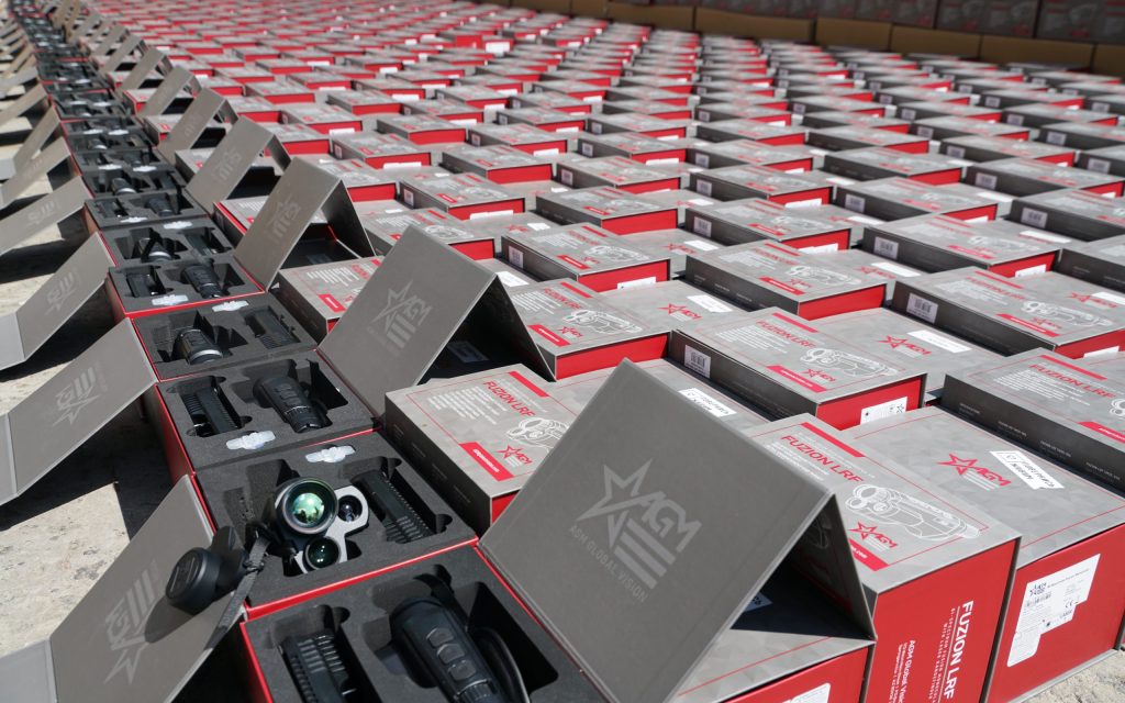 Розпаковані та запаковані коробки із тепловізорами AGM Fuzion LRF