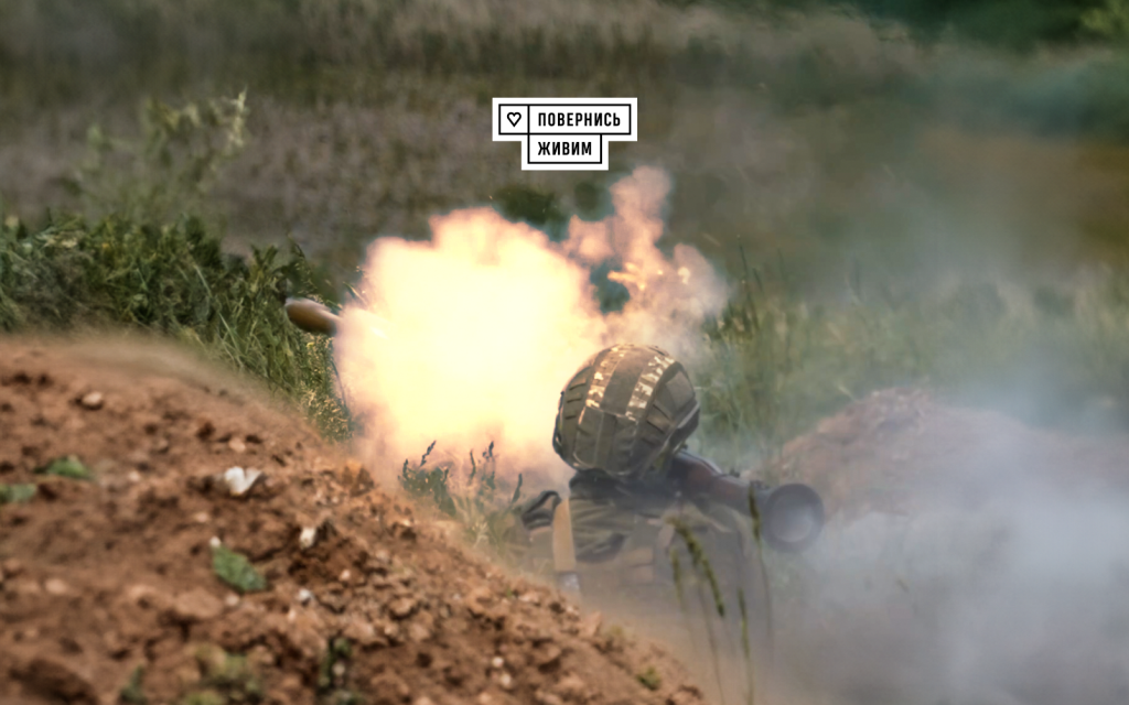 Боєць Збройних сил України стріляє з гранатомета