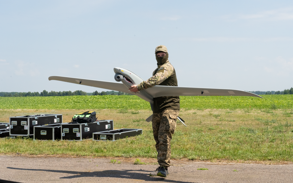 Боєць Сил оборони України тримає у руках БПЛА розвідкомплексу ШАРК