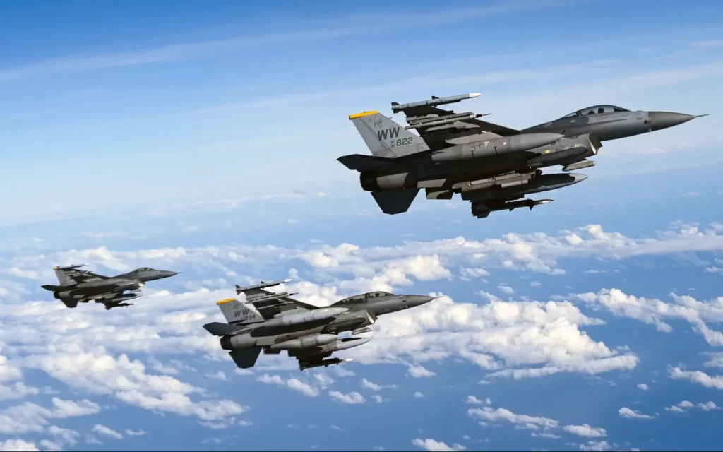 Три F-16 Fighting Falcon Повітряних сил Сполучених Штатів Америки пролітають над Тихим океаном