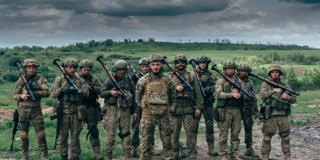 Бійці Сил оборони України зі зброєю від фонду 