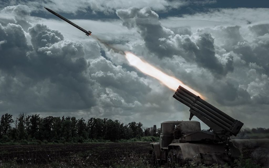 Ukrainski artileristy pracuiut iz RSZV Hrad