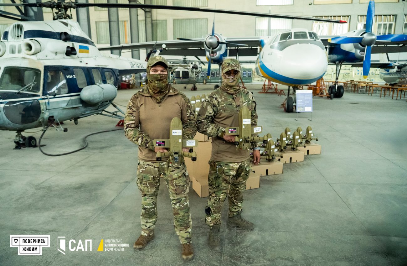 Військові з переданим обладнанням